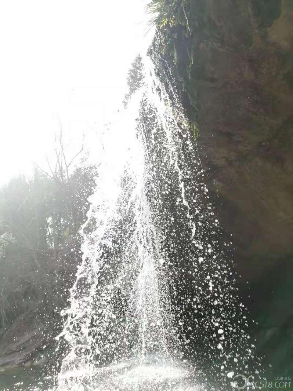 逃离荒废的戏院